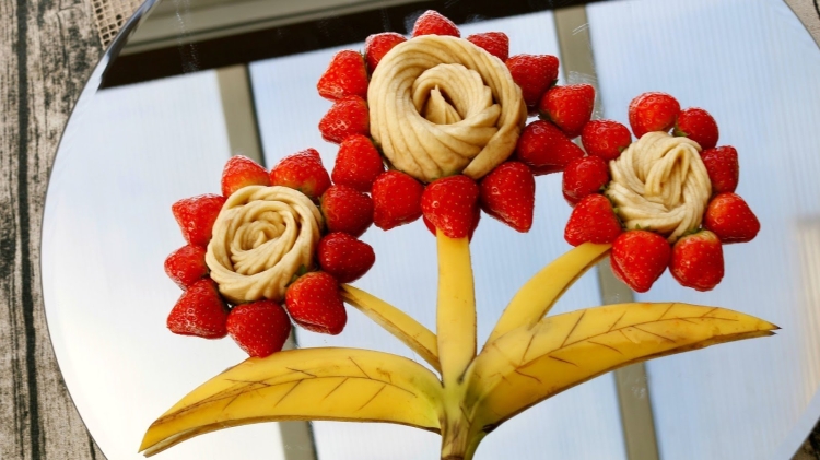 Роза из банана