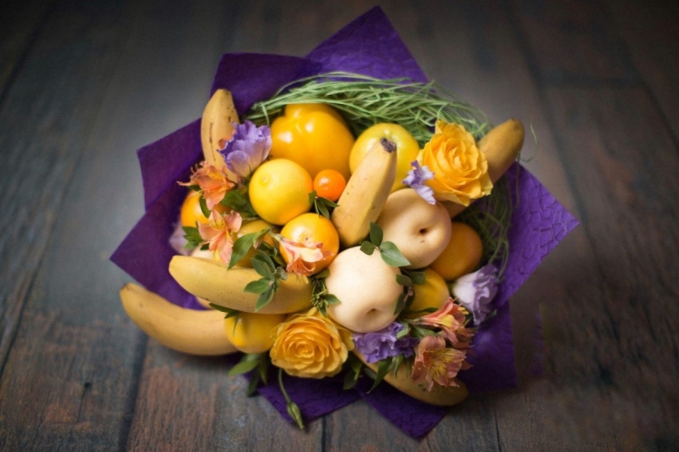 Желто фиолетовый букет из фруктов