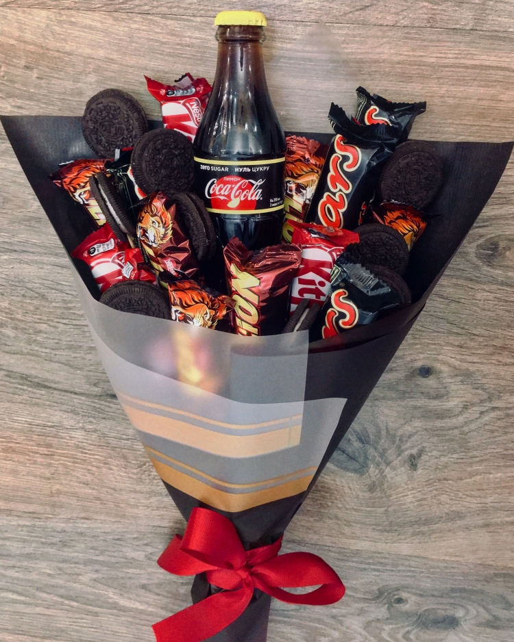 Букет с колой и сладостями