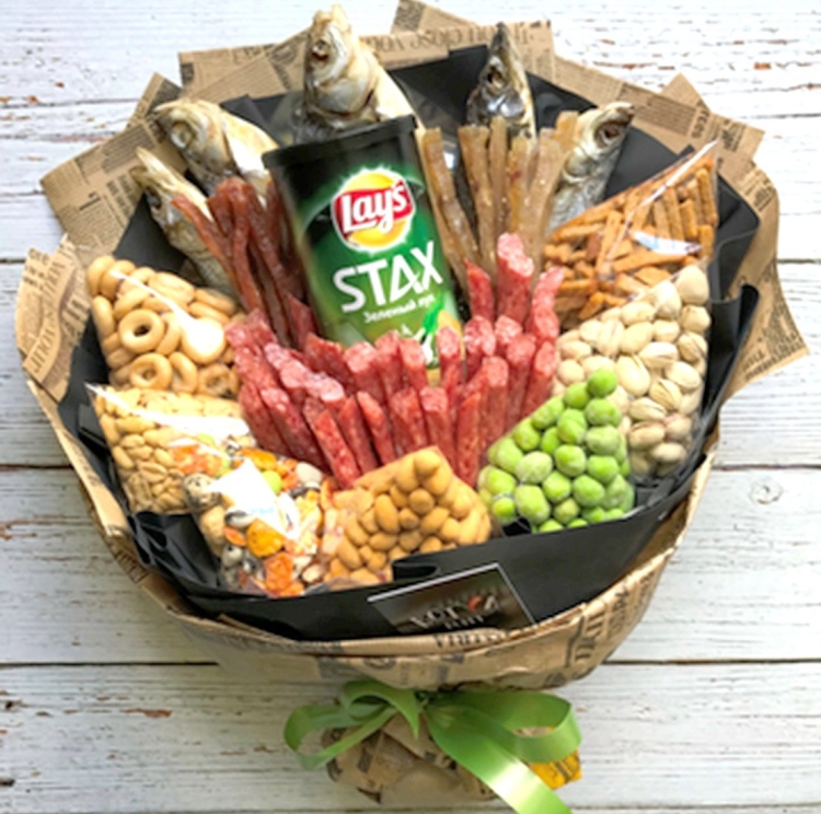 Корзина с пивом и закусками