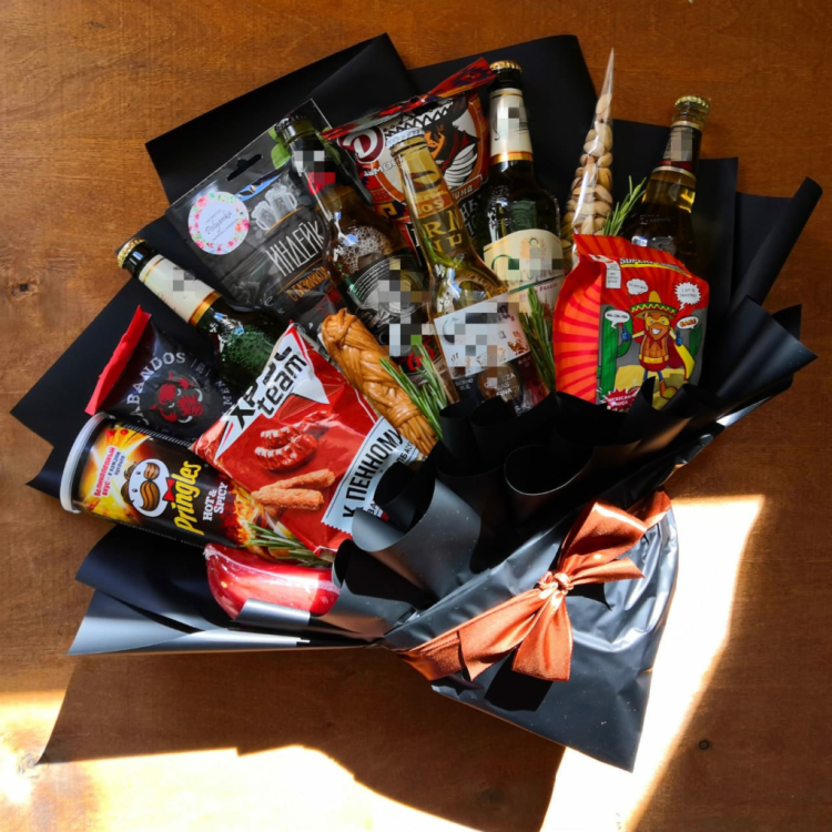 Мужской букет из чипсов и сухариков