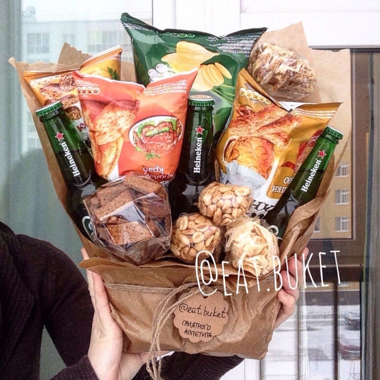 Букет из чипсов и сухариков