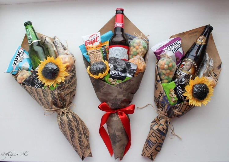 Мужские букеты из пива и кириешек