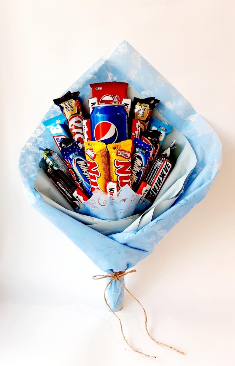 Букет для мальчика из сладостей с чипсами