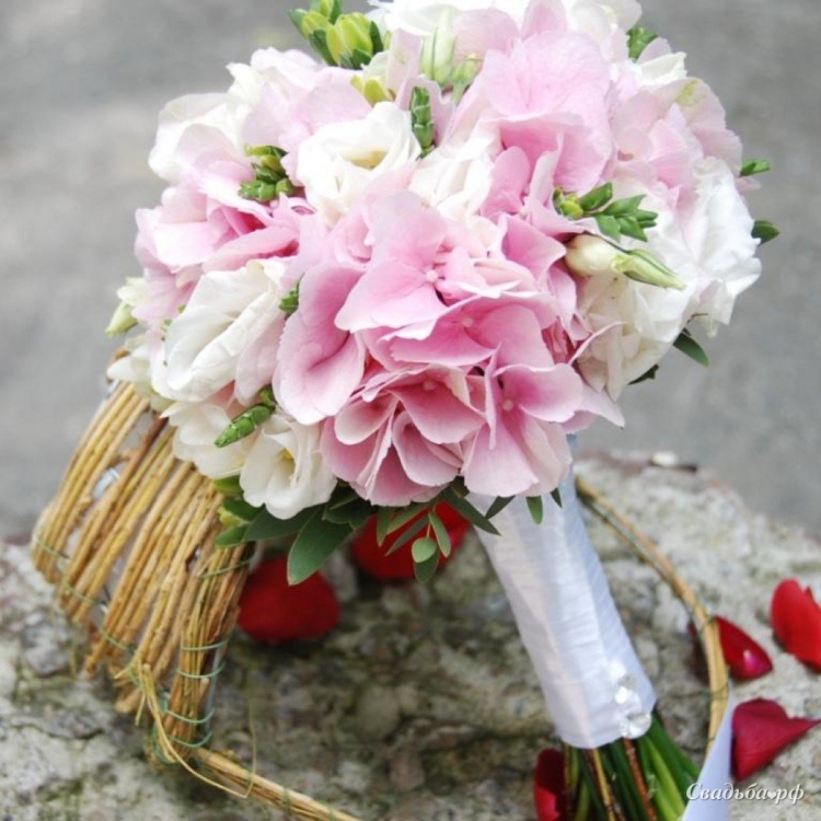 Букет невесты фрезии гортензии