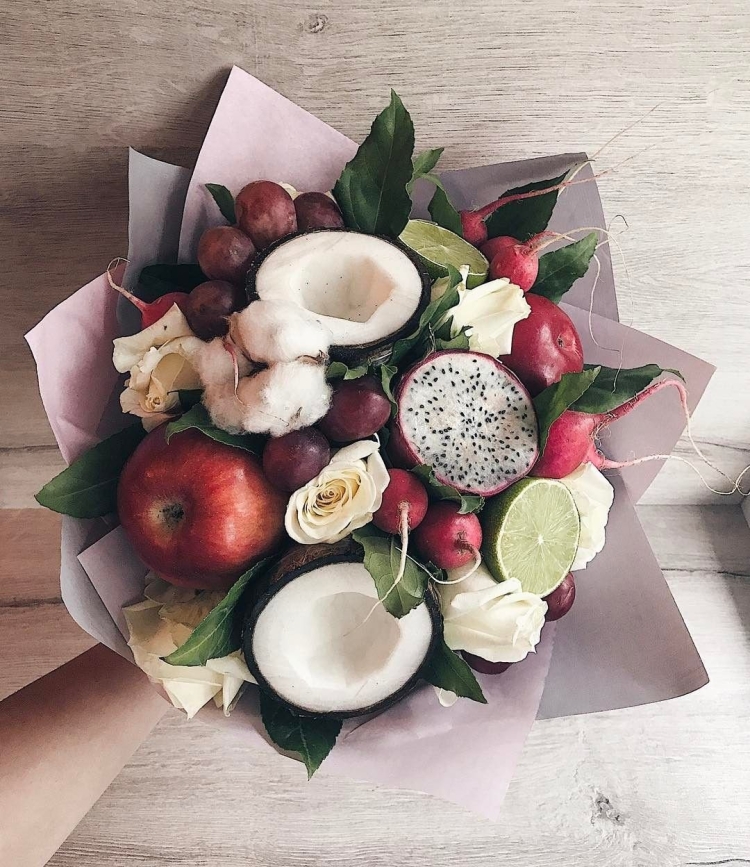 Женский букет из еды