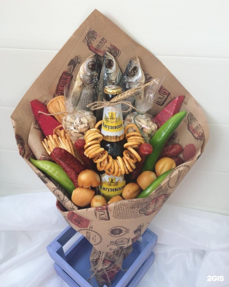 Мужские букеты из продуктов в коробке