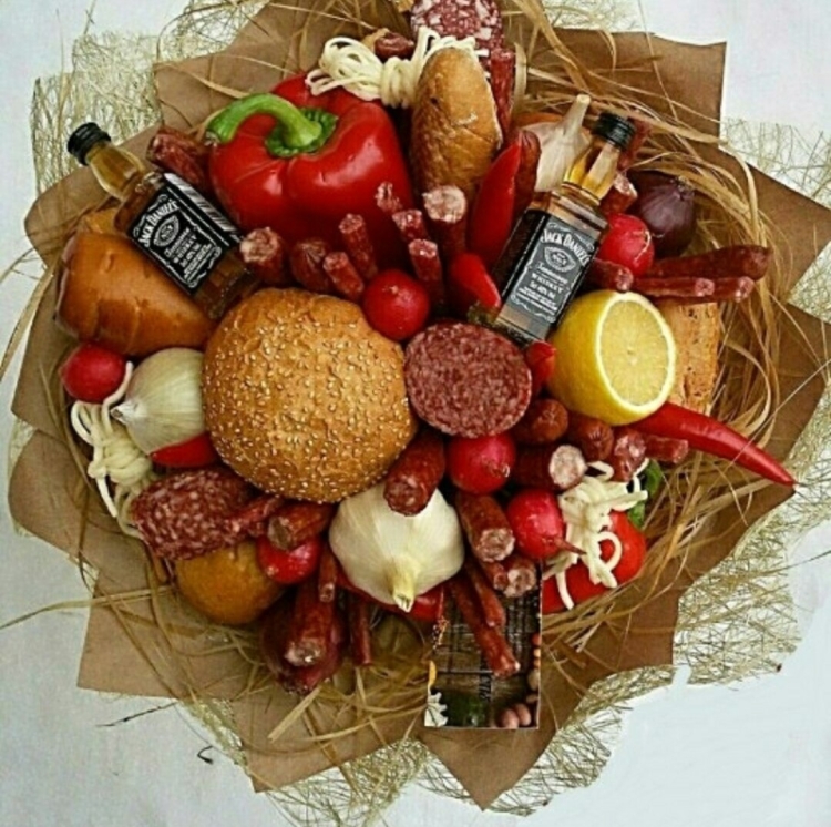 Мужской букет с фруктами и конфетами