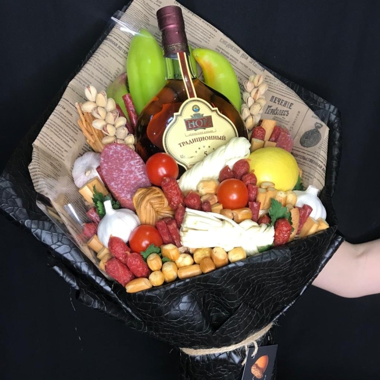 Мужские букеты из продуктов и алкоголя