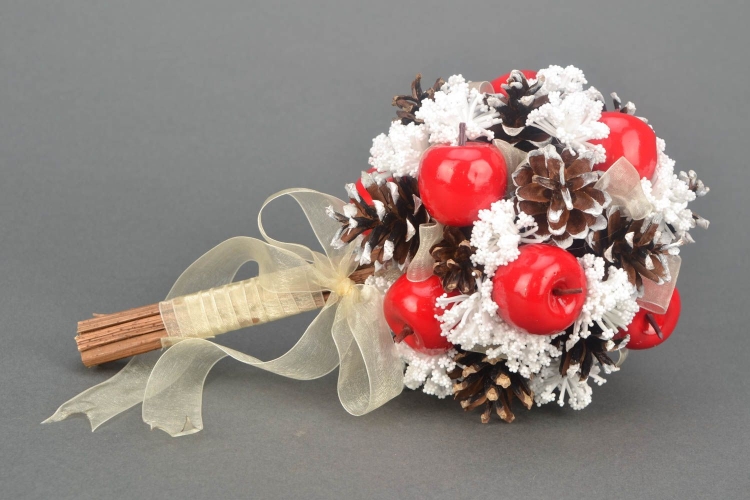 Зимний букет из шишек