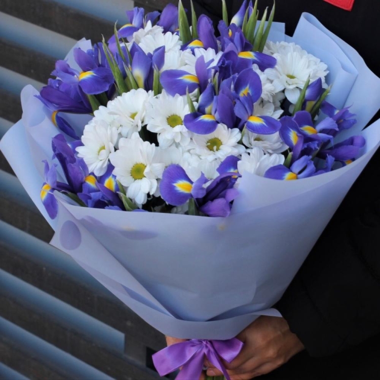 Букет хризантемы, ирисы и альстромерии.