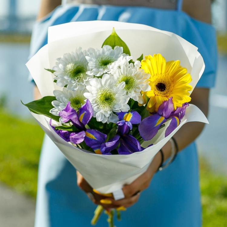 Букет из гербер и ирисов