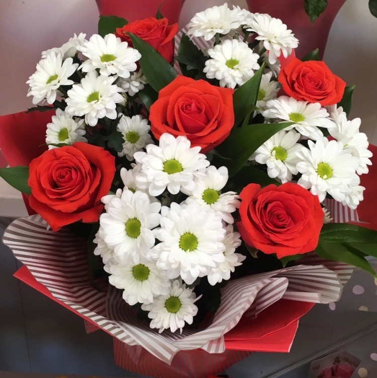 Букет из роз и хризантем