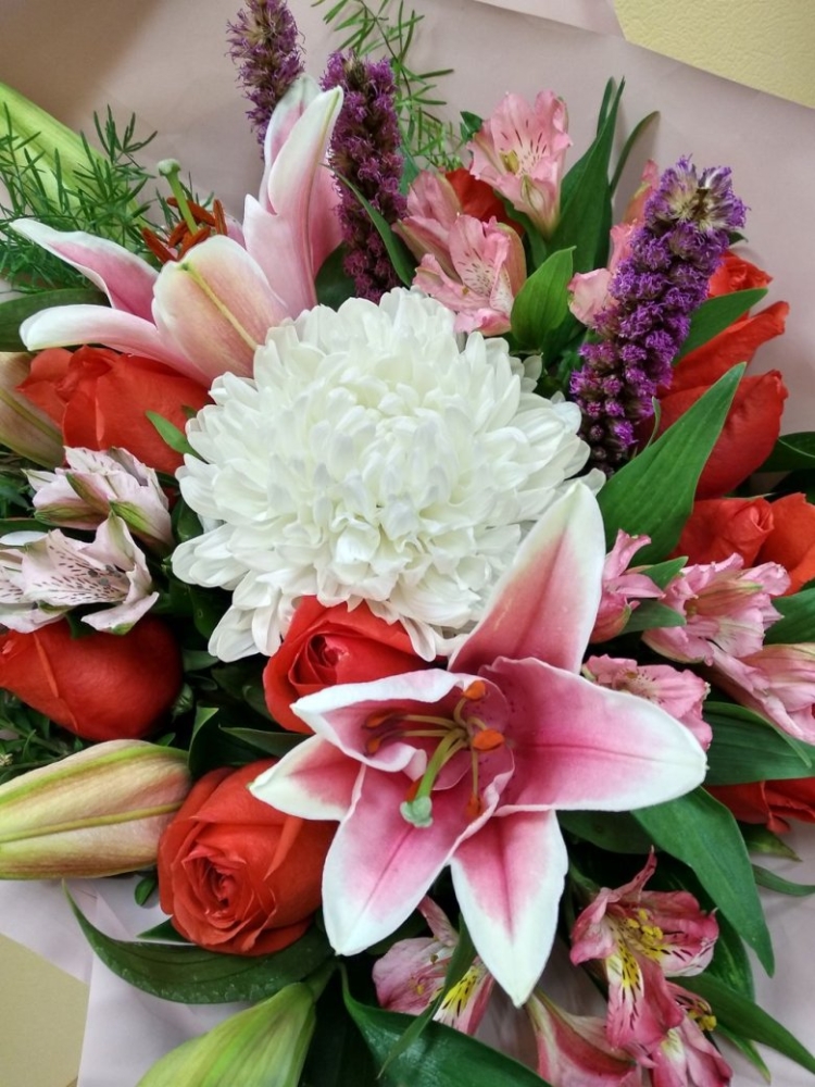 Букет с лилиями и розами и хризантемами