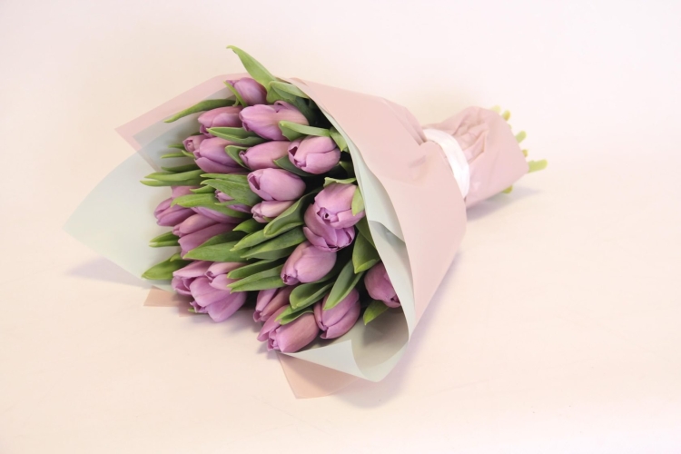 Букет из фиолетовых тюльпанов и белых