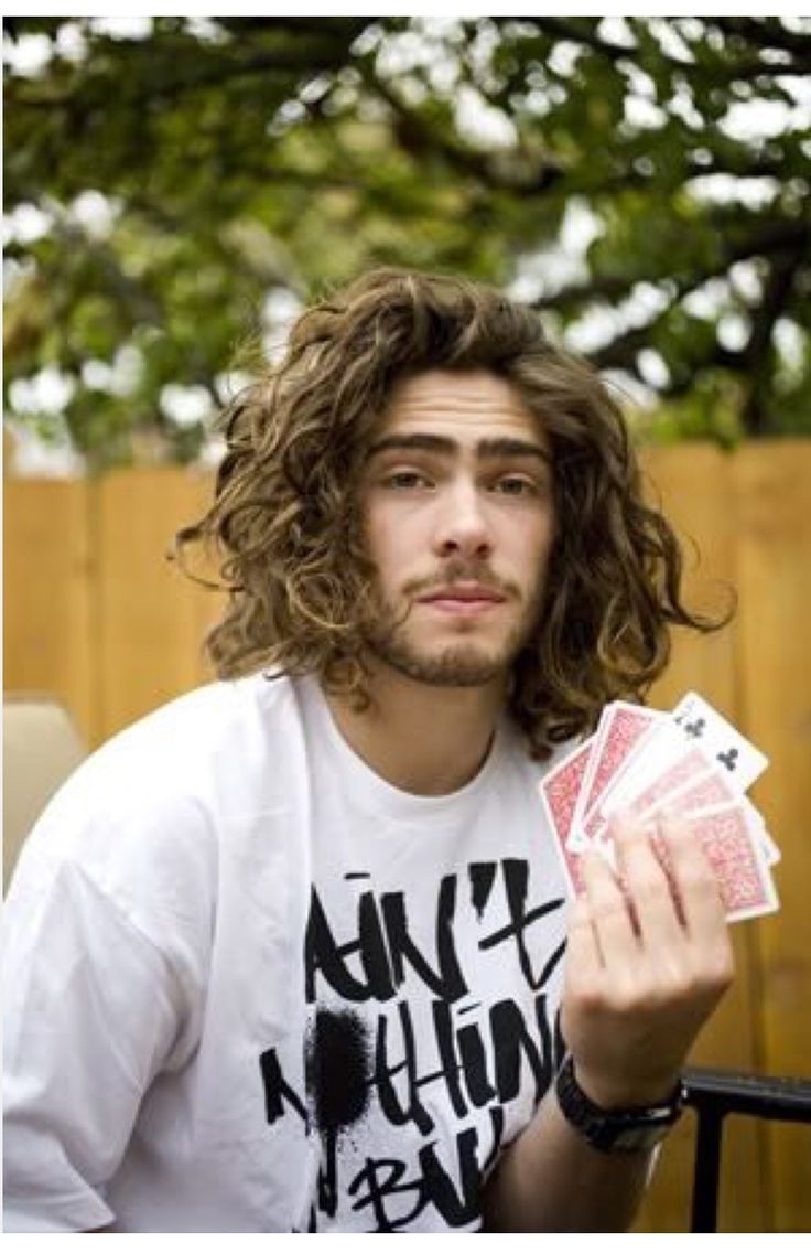 Парни с длинными кудрявыми волосами