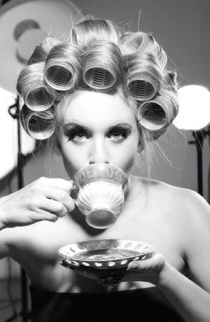 Баба в бигудях