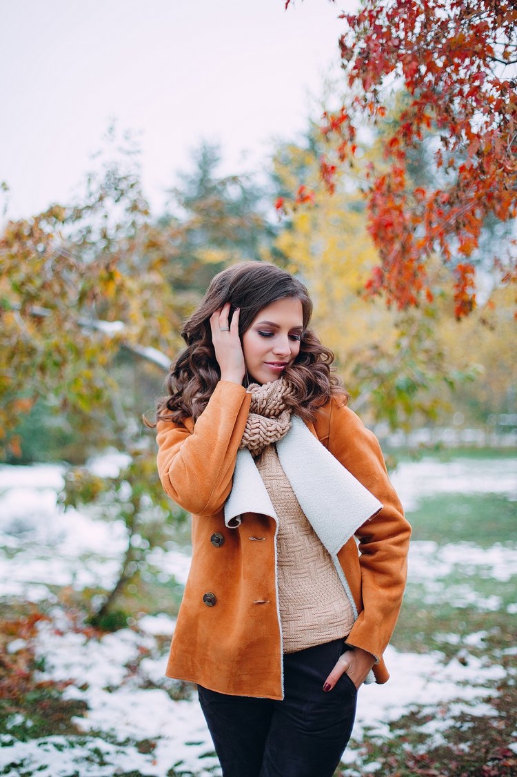 Девушка в осеннем пальто