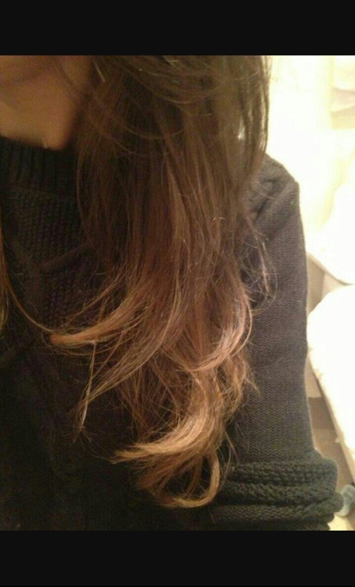 Девушка с каштановыми волосами без лица