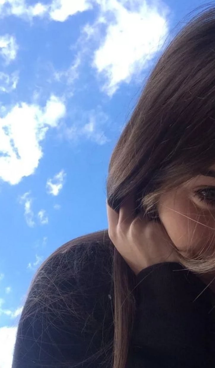 Лицо закрыто волосами