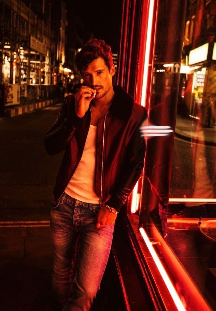 Парень в ночном городе