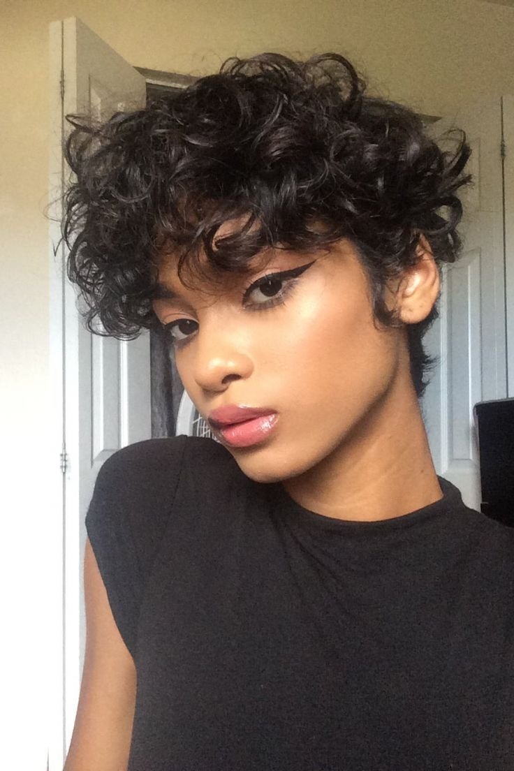 Черные кудрявые волосы короткие