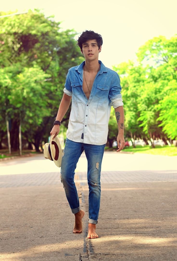 Босые парни в джинсах