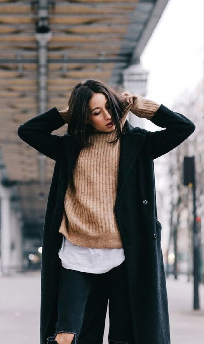 Девушка в черном пальто