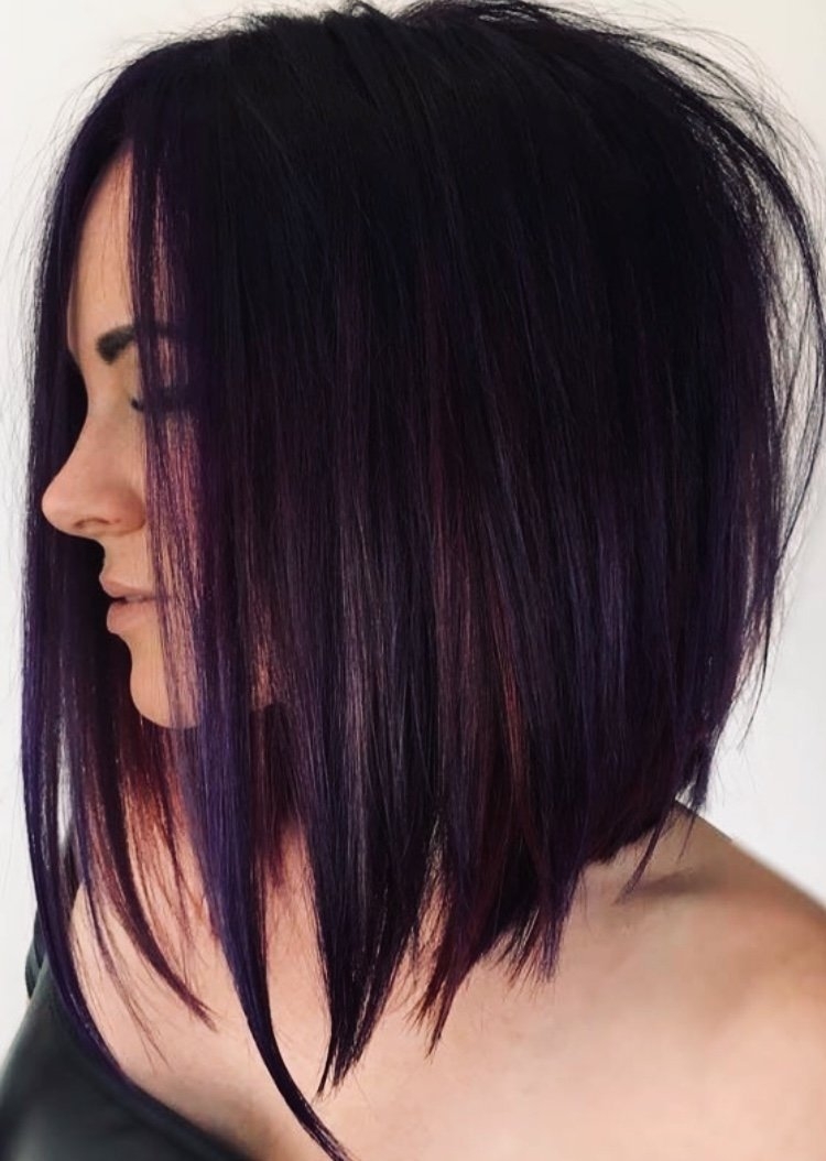 Боб каре с цветными прядями