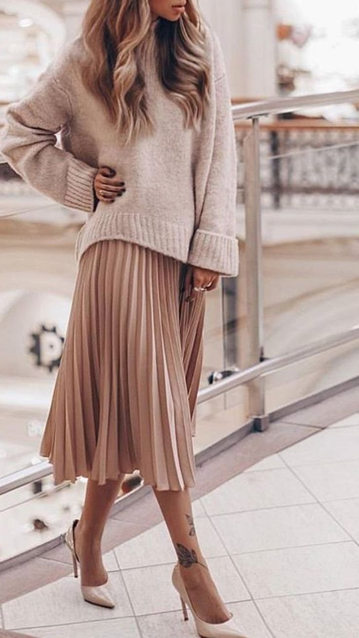 Бежевая юбка плиссе образы