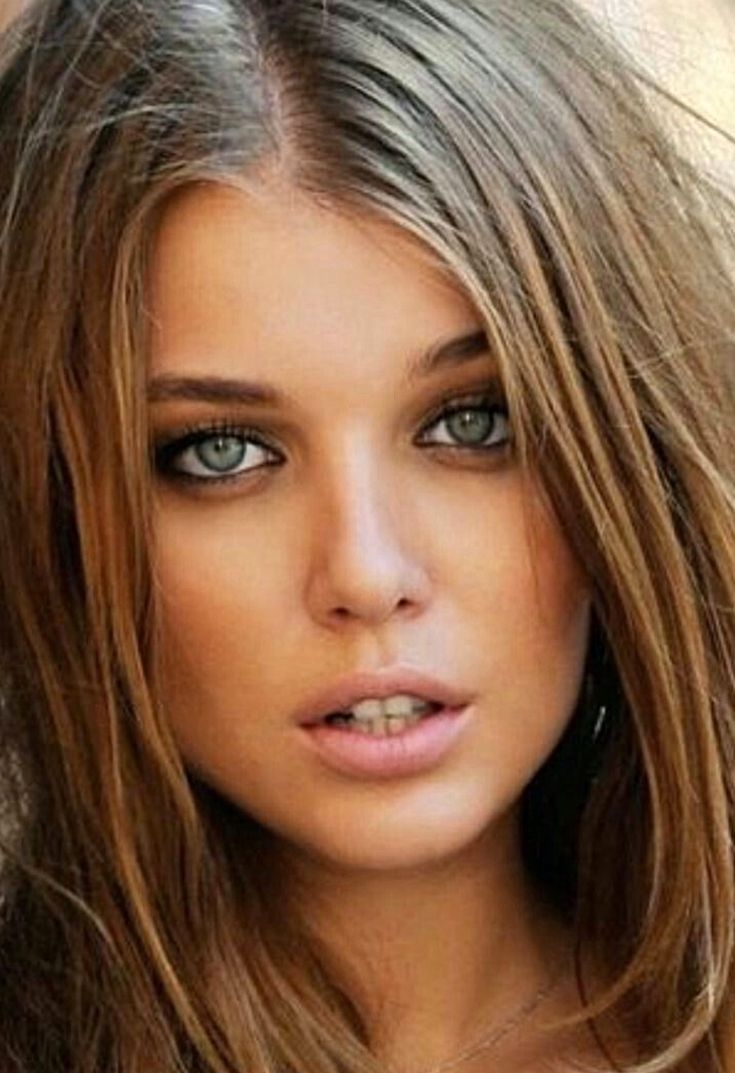 Шатенка с серо-зелеными глазами