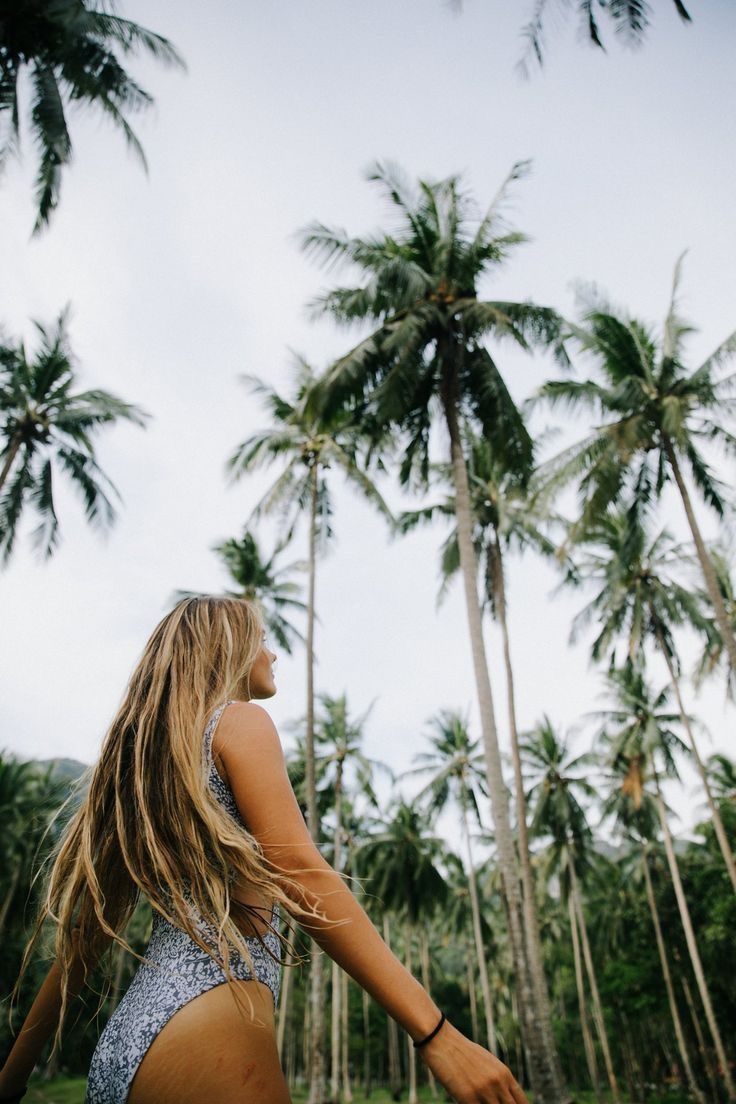 Девушка среди пальм