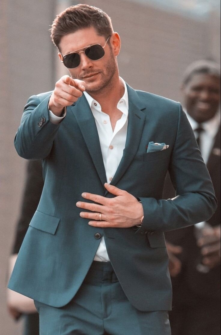 Дженсен Эклз в костюме