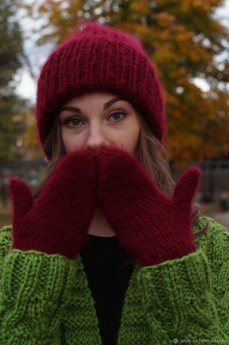 Вязаная бордовая шапочка
