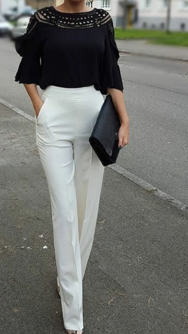 Белая блузка и черные брюки