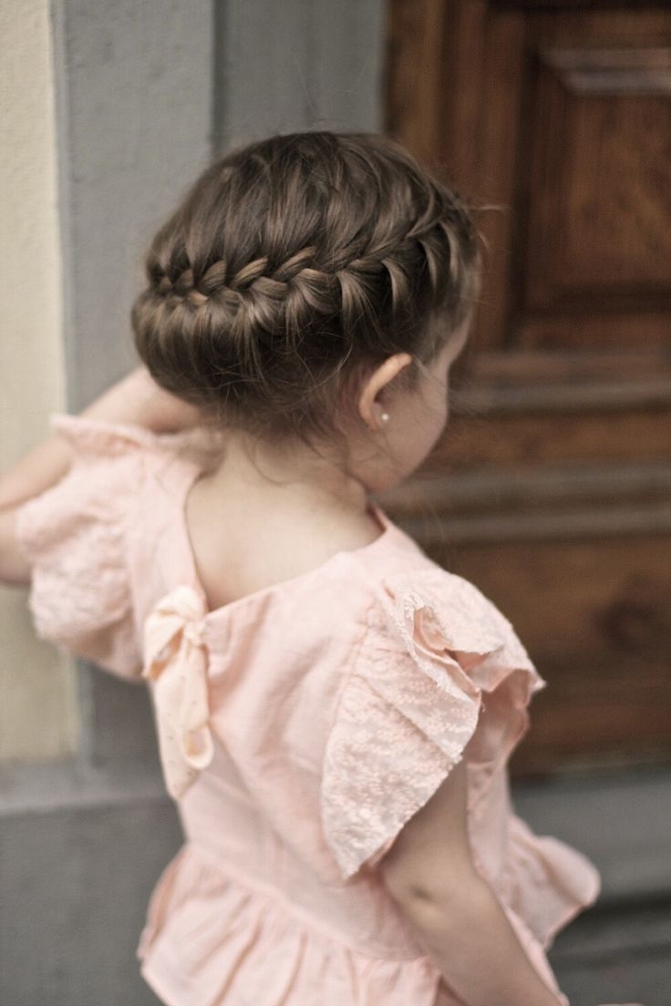 Прическа в старинном стиле для девочки