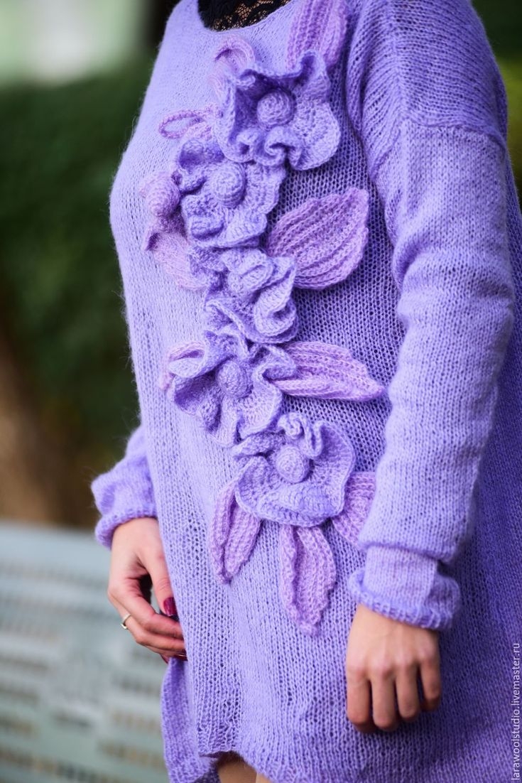 Свитер с объемными цветами