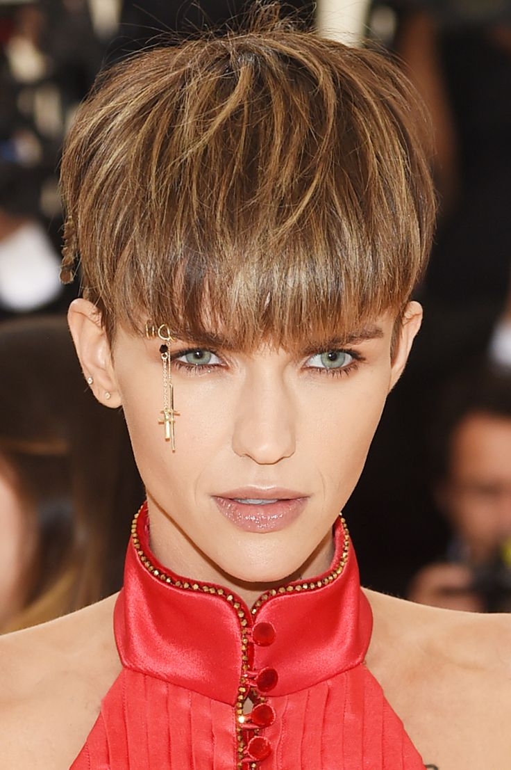 Руби Роуз стрижка