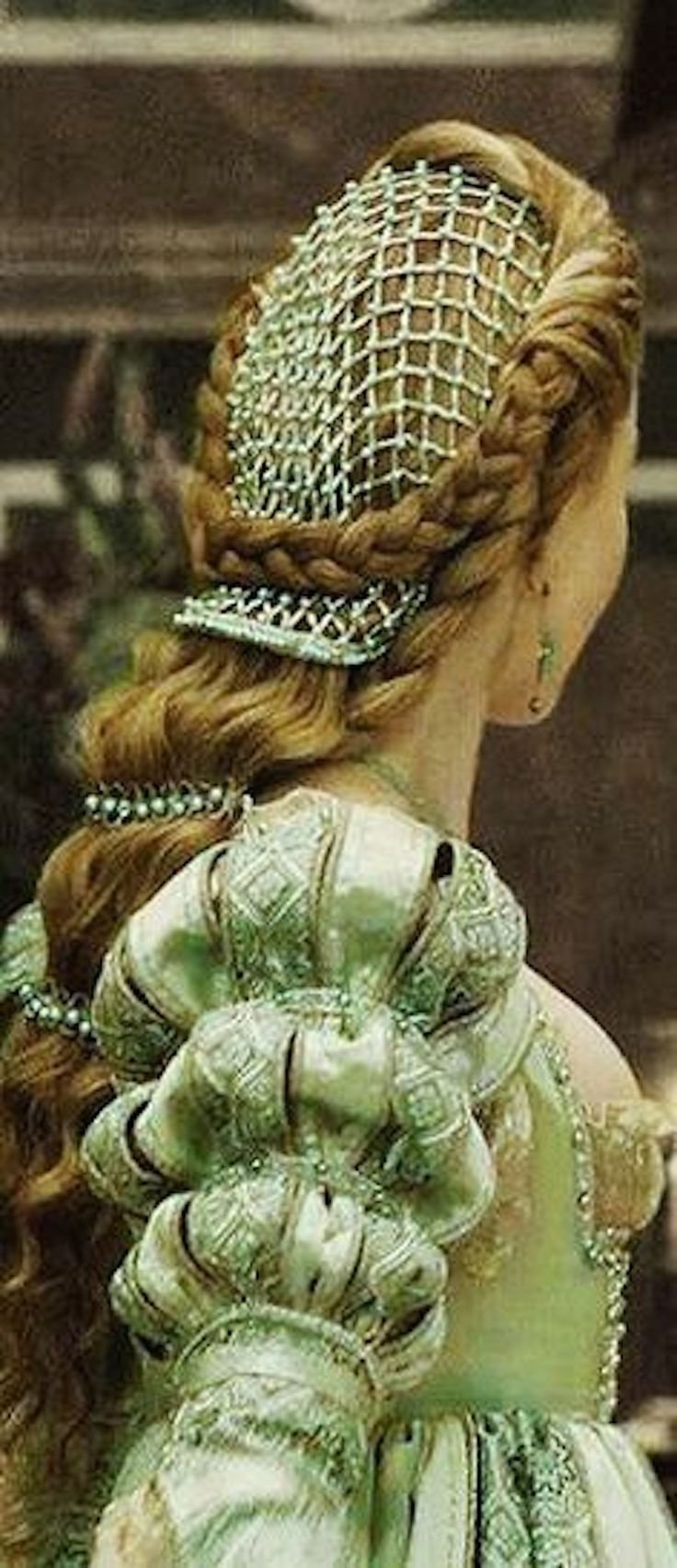 Прически эпохи Возрождения с украшениями