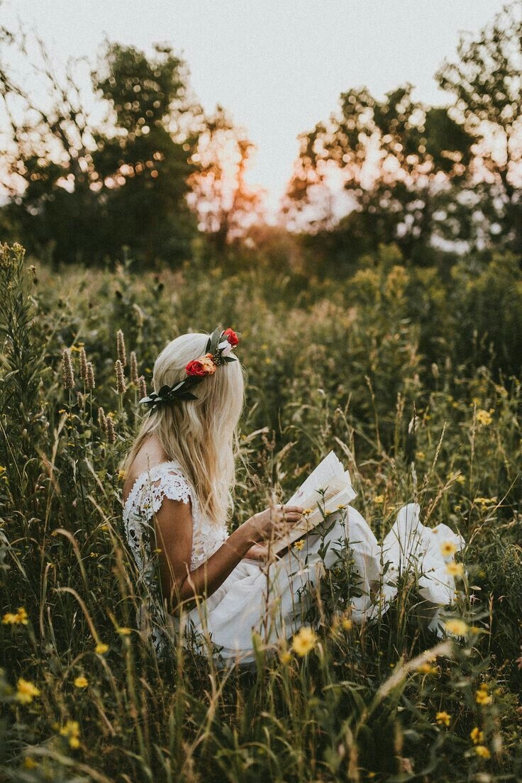 Блондинка в поле