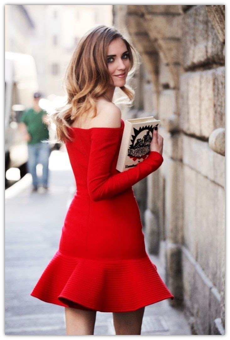 Модная девушка в Красном