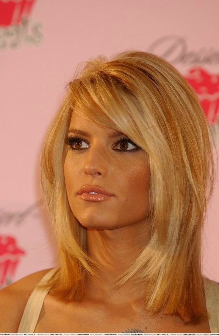 Стрижка на средние волосы с челкой на бок