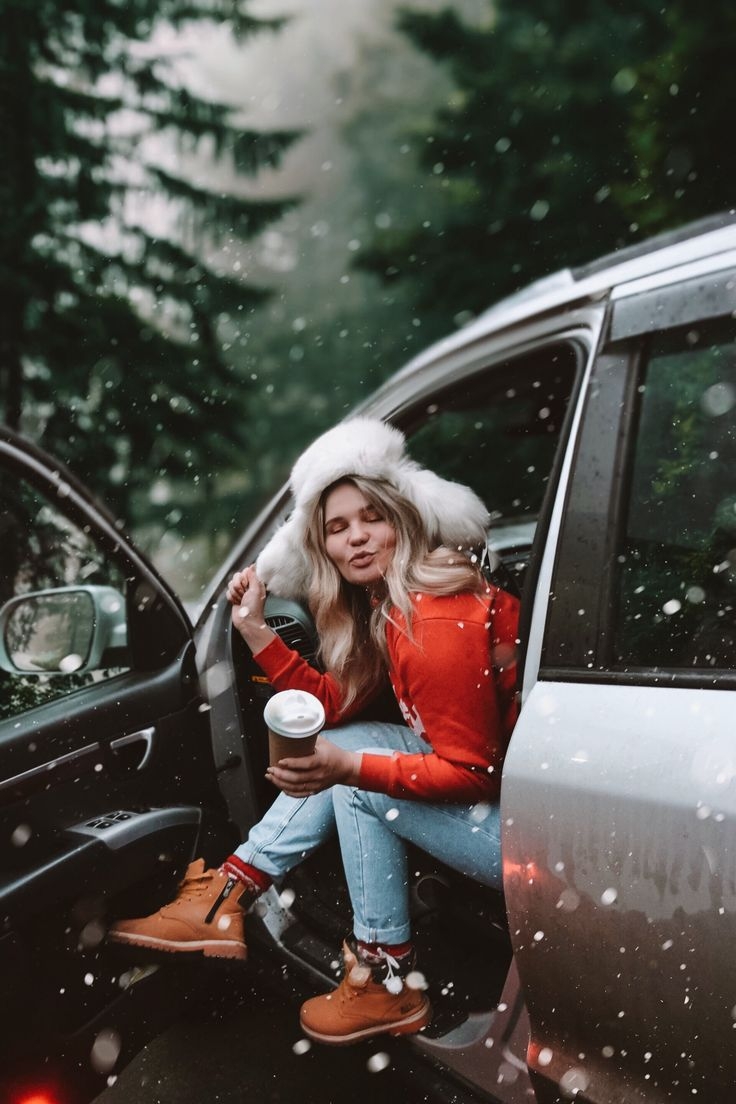 Зимняя фотосессия в лесу с машиной