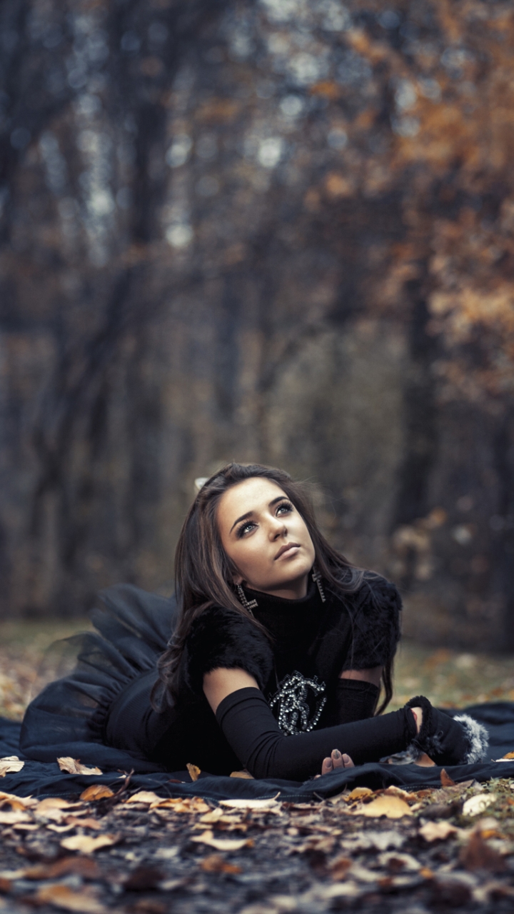 Красивые девушки в осеннем лесу