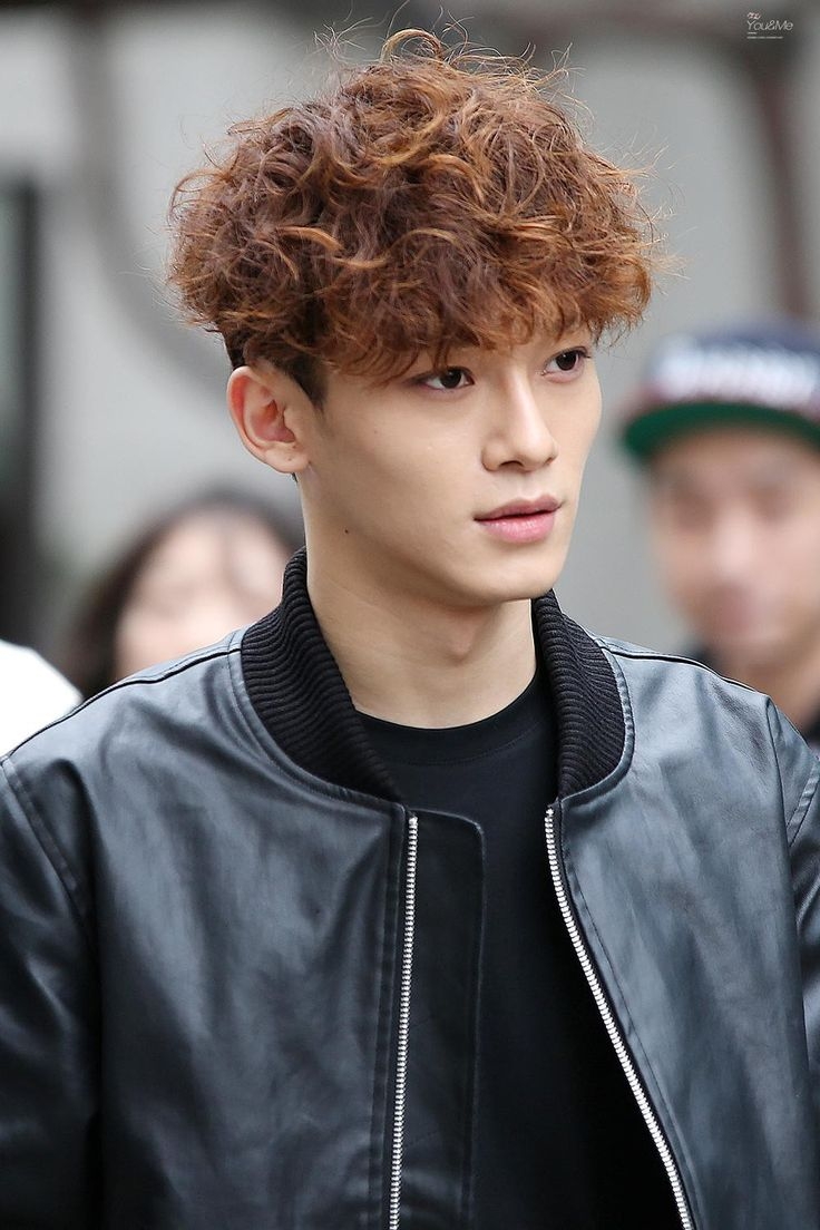 Чен из EXO С кудрями