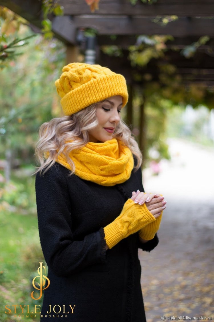 Желтая шапка женская