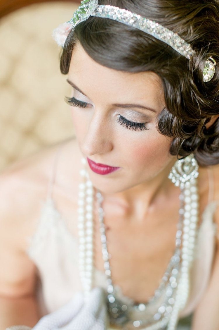 Прическа в стиле Гэтсби на средние волосы