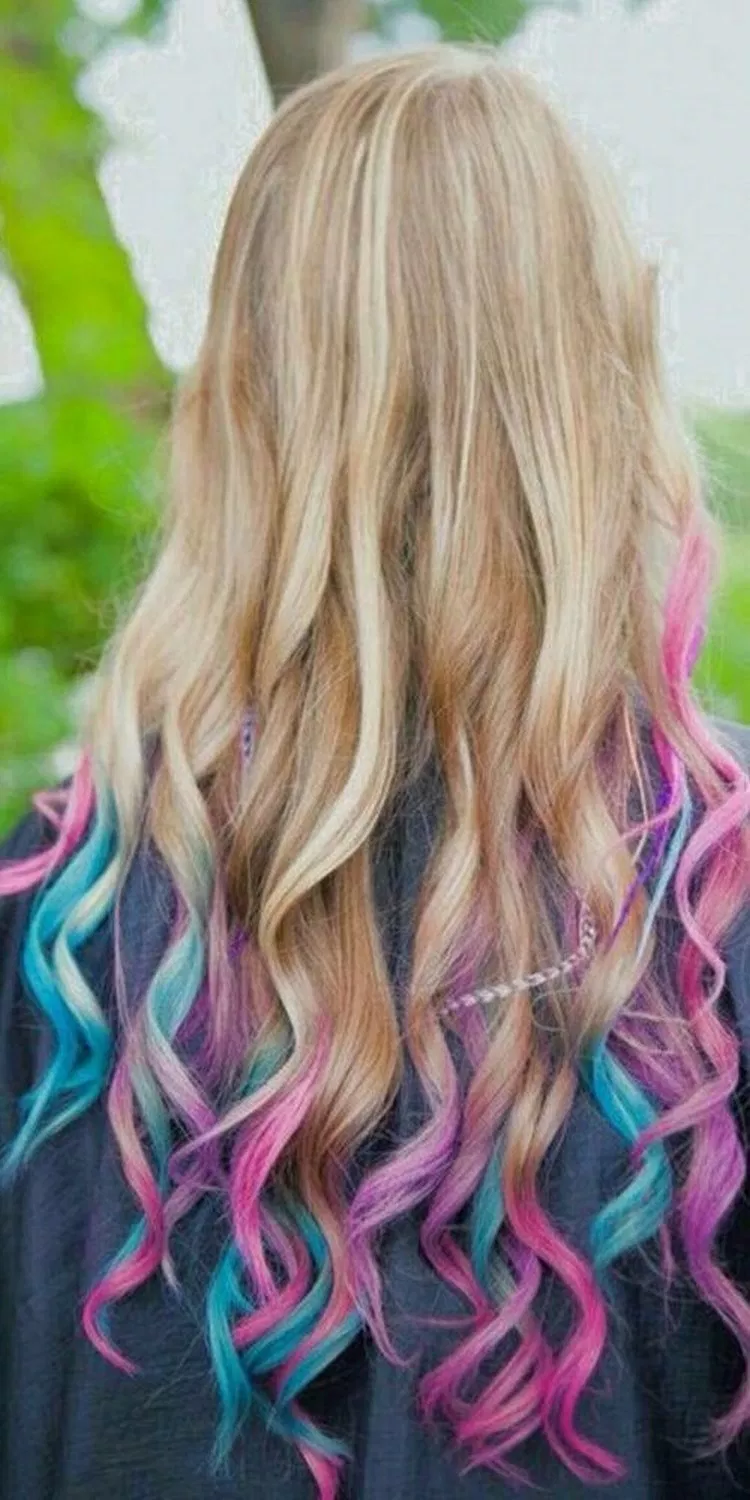 Цветные пряди на русых волосах