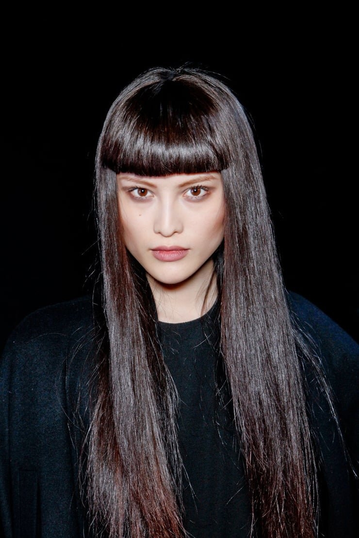 Челка выше бровей