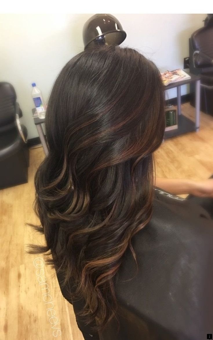 Чёрные пряди на коричневых волосах